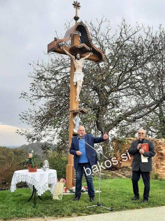 Župnik Franc Hozjan blagoslovil križ na Plitvičkem Vrhu - Bakos